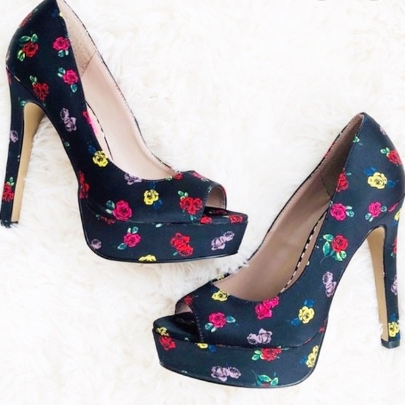 Betsey Johnson Shoes - Betsy Johnson Kenedy Black Floral Pin Up Pumps 8